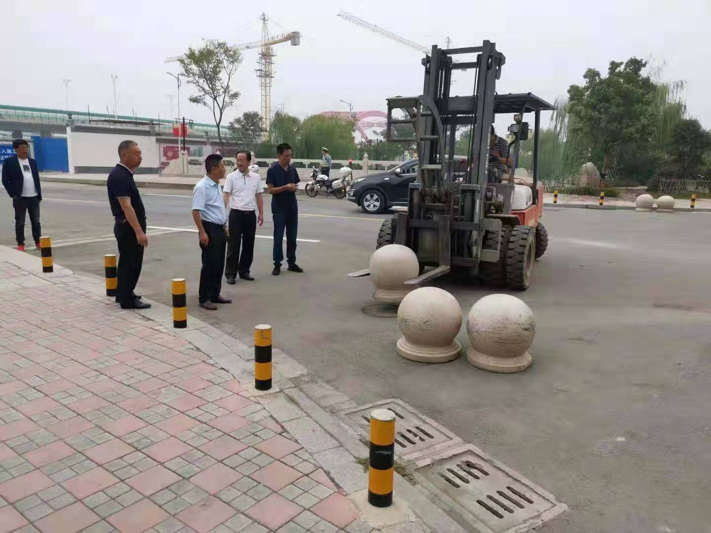 為向新中國成立七十周年獻(xiàn)禮，市城建集團(tuán)攻堅(jiān)克難，實(shí)現(xiàn)了北門棚改區(qū)域民生路10月1日零時順利通車。國慶假期，市城建集團(tuán)堅(jiān)持做好一線工作，在與交警部門共同做好民生路通車保障工作外，抓細(xì)節(jié)，抓落實(shí)，確保其他各項(xiàng)工作有序推進(jìn)。.jpg